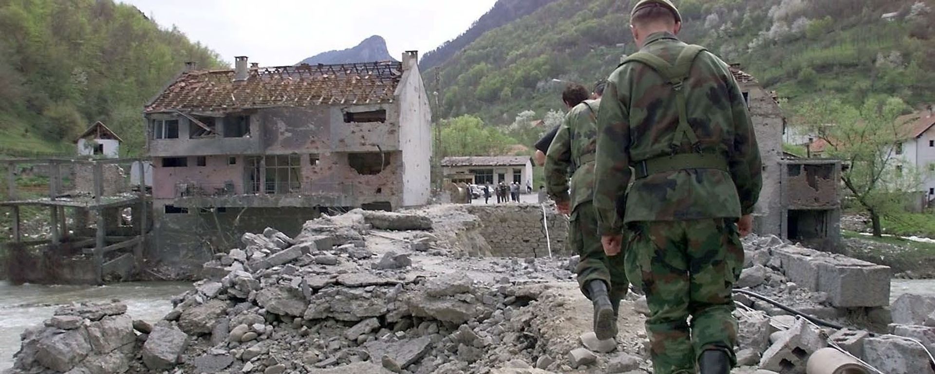 Yugoslav soldiers walk on Murino bridge alledgedly damaged by NATO air strikes, some 130 km from Podgorica, 02 May 1999 - Sputnik International, 1920, 16.05.2019