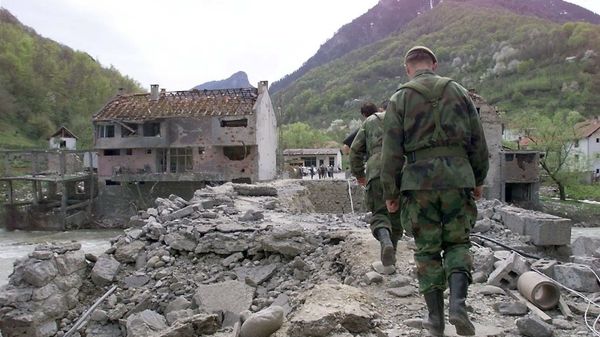 Yugoslav soldiers walk on Murino bridge alledgedly damaged by NATO air strikes, some 130 km from Podgorica, 02 May 1999 - Sputnik International