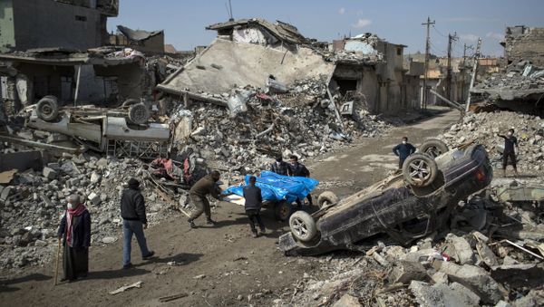 Residents carry the body of several people killed during fights between Iraq security forces and Islamic State on the western side of Mosul, Iraq, Friday, March 24, 2017 Residents carry the body of several people killed during fights between Iraq security forces and Islamic State on the western side of Mosul, Iraq, Friday, March 24, 2017 - Sputnik International