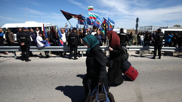 Women carry their luggage as they cross the border crossing between Turkey and Bulgaria on foot during a protest at Kapitan Andreevo border checkpoint, Bulgaria March 24, 2017 Women carry their luggage as they cross the border crossing between Turkey and Bulgaria on foot during a protest at Kapitan Andreevo border checkpoint, Bulgaria March 24, 2017 - Sputnik International