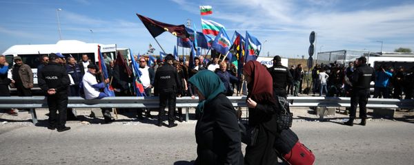 Women carry their luggage as they cross the border crossing between Turkey and Bulgaria on foot during a protest at Kapitan Andreevo border checkpoint, Bulgaria March 24, 2017 Women carry their luggage as they cross the border crossing between Turkey and Bulgaria on foot during a protest at Kapitan Andreevo border checkpoint, Bulgaria March 24, 2017 - Sputnik International