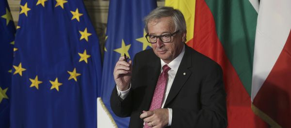 European Commission President Jean-Claude Juncker holds up a pen after signing document during the EU leaders meeting on the 60th anniversary of the Treaty of Rome, in Rome, Italy March 25, 2017 - Sputnik International
