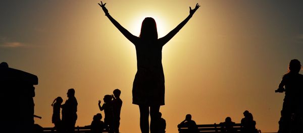 A young woman enjoys the dusk on Sevastopol's Primorsky Boulevard. - Sputnik International