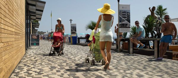 Mothers with baby-strollers walk on the waterfront running along Massandra Beach, Yalta Mothers with baby-strollers walk on the waterfront running along Massandra Beach, Yalta - Sputnik International