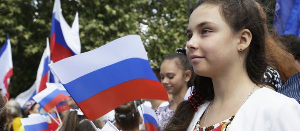 Crimeans celebrate Russia's National Flag Day at the Lenin Square in Simferopol Crimeans celebrate Russia's National Flag Day at the Lenin Square in Simferopol - Sputnik International