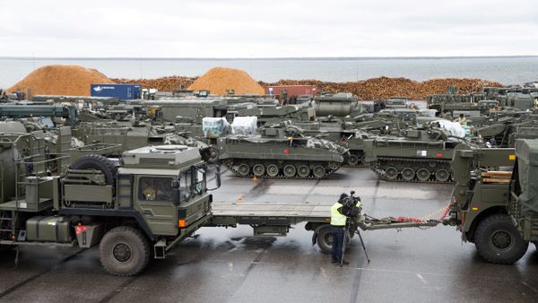 British tanks and military vehicles are unloaded at the port Estonian of Paldiski on March 22, 2017 British tanks and military vehicles are unloaded at the port Estonian of Paldiski on March 22, 2017 - Sputnik International