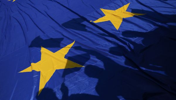 Protestors cast their shadows over an European flag during a pro-EU demonstration as European Union leaders meet in downtown Rome, Italy, March 25, 2017 - Sputnik International