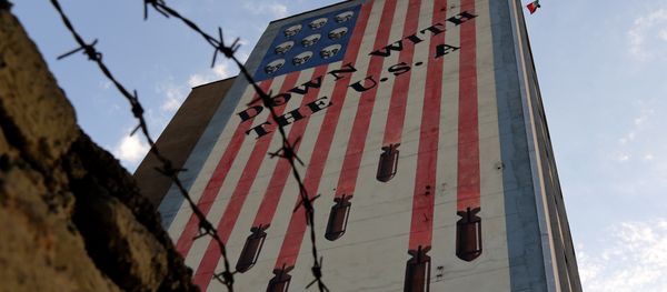 Graffiti with anti-US slogan is seen decorating the wall of a building in Tehran on July 14, 2015 - Sputnik International