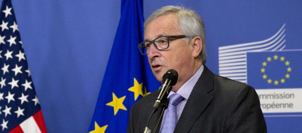United States Vice President Mike Pence, left, and European Commission President Jean-Claude Juncker address a media conference prior to a meeting at EU headquarters in Brussels on Monday, Feb. 20, 2017 - Sputnik International