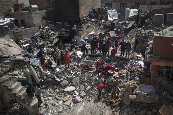 Civil protection rescue team work on the debris of a destroyed house to recover the body of people killed during fights between Iraq security forces and Islamic State on the western side of Mosul, Iraq, Friday, March 24, 2017 - Sputnik International