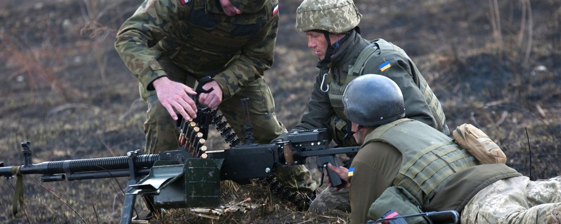  Ukrainian troops being 'trained' to handle their heavy machinegun by a Polish instructor, March 2017 - Sputnik International, 1920, 30.08.2022
