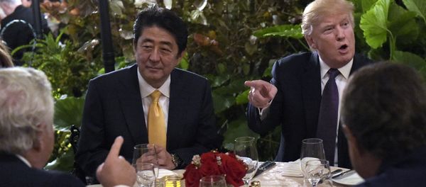 President Donald Trump, second from right, sits down to dinner with Japanese Prime Minister Shinzo Abe, second from left, at Mar-a-Lago in Palm Beach, Fla., Friday, Feb. 10, 2017. Robert Kraft, owner of the New England Patriots, is at left. Trump is hosting Abe and his wife for the weekend. - Sputnik International