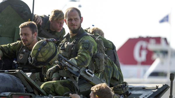 A 160-man combat team from Skaraborg Armoured Regiment deploy in Visby harbour in Sweden on September 14, 2016 - Sputnik International