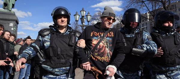 Police officers detain a participant in the unauthorized anti-corruption rally on Pushkinskaya Square in Moscow - Sputnik International