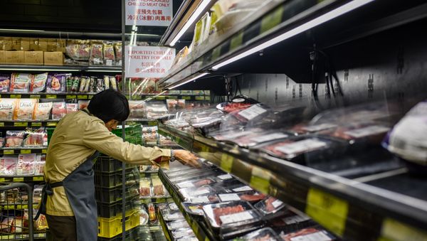 This file photo taken on March 21, 2017 shows a member of staff clearing packs of imported meat from Brazil off the shelves of a supermarket in Hong Kong - Sputnik International