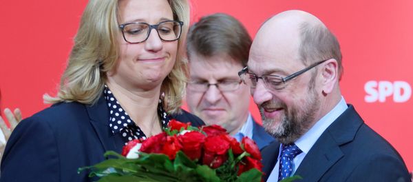 Social Democratic Party (SPD) leader Martin Schulz presents flowers to Anke Rehlinger, top candidate in the Saarland state elections, at the SPD headquarters in Berlin, Germany, March 27, 2017 Social Democratic Party (SPD) leader Martin Schulz presents flowers to Anke Rehlinger, top candidate in the Saarland state elections, at the SPD headquarters in Berlin, Germany, March 27, 2017 - Sputnik International