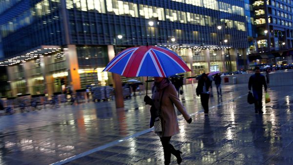 Workers walk in the rain at the Canary Wharf business district in London, Britain November 11, 2013. - Sputnik International
