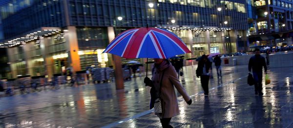 Workers walk in the rain at the Canary Wharf business district in London, Britain November 11, 2013. - Sputnik International