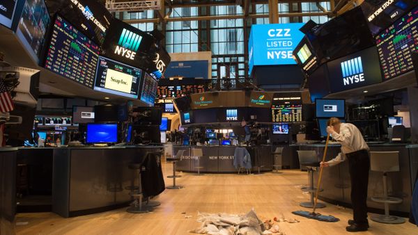 A worker sweeps the floor after the closing bell of the Dow Jones at the New York Stock Exchange, March 24, 2017 in New York - Sputnik International