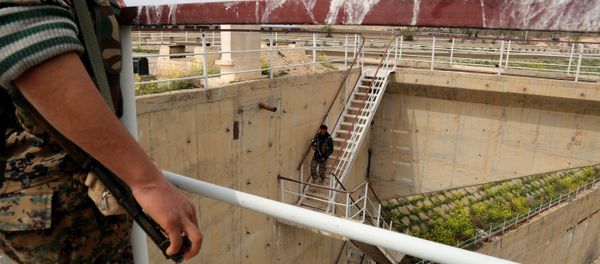 Members of the US-backed Syrian Democratic Forces (SDF), made up of an alliance of Arab and Kurdish fighters, inspect the Tabqa dam on March 27, 2017, which has been recently partially recaptured, as part of their battle for the jihadists' stronghold in nearby Raqa Members of the US-backed Syrian Democratic Forces (SDF), made up of an alliance of Arab and Kurdish fighters, inspect the Tabqa dam on March 27, 2017, which has been recently partially recaptured, as part of their battle for the jihadists' stronghold in nearby Raqa - Sputnik International