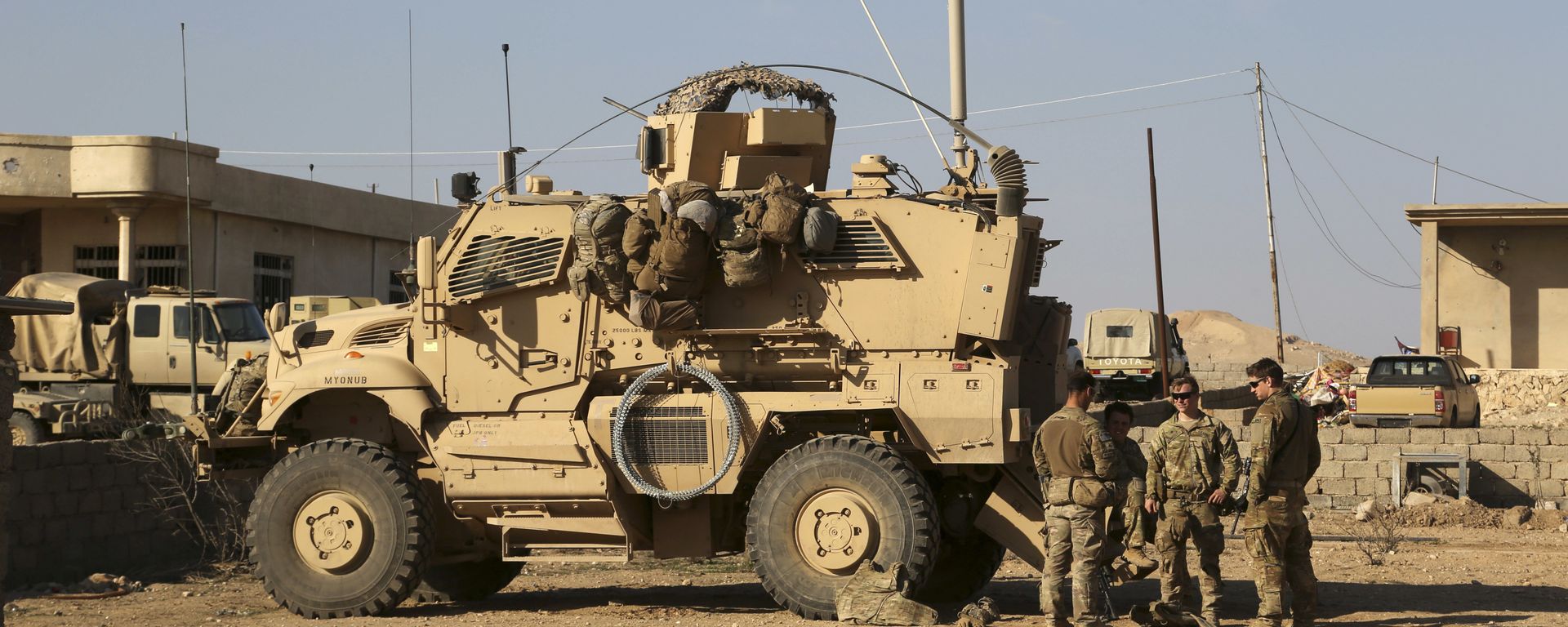 Feb. 23, 2017 photo, U.S. Army soldiers stand outside their armored vehicle on a joint base with Iraqi army south of Mosul, Iraq Feb. 23, 2017 photo, U.S. Army soldiers stand outside their armored vehicle on a joint base with Iraqi army south of Mosul, Iraq - Sputnik International, 1920, 20.03.2023