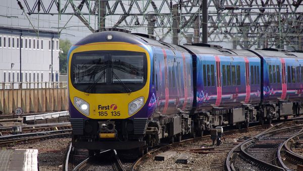 First TransPennine Express Desiro/Pennine DMU 185135 arrives at Manchester Piccadilly with a North Transpennine service to Manchester Airport First TransPennine Express Desiro/Pennine DMU 185135 arrives at Manchester Piccadilly with a North Transpennine service to Manchester Airport - Sputnik International