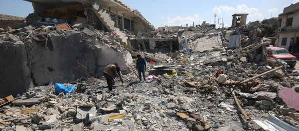 Iraqis inspect the damage in the Mosul al-Jadida area on March 26, 2017, following air strikes in which civilians have been reportedly killed during an ongoing offensive against the Islamic State (IS) group - Sputnik International