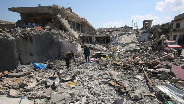 Iraqis inspect the damage in the Mosul al-Jadida area on March 26, 2017, following air strikes in which civilians have been reportedly killed during an ongoing offensive against the Islamic State (IS) group - Sputnik International