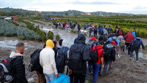Migrants make their way after crossing the border at Zakany, Hungary October 16, 2015. Migrants make their way after crossing the border at Zakany, Hungary October 16, 2015. - Sputnik International