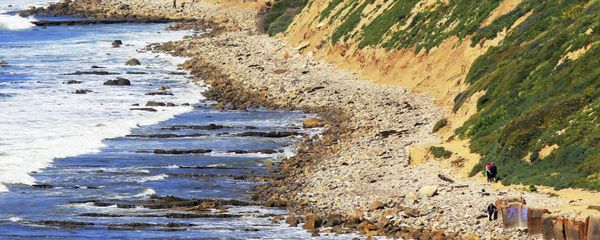 In this Sunday, March 26, 2017, photo, waves roll onto boulders at the foot of a sea cliff near Royal Palms Beach in the San Pedro area of Los Angeles. - Sputnik International