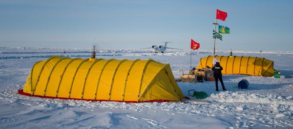 Barneo expedition drift ice camp in the Arctic. Barneo expedition drift ice camp in the Arctic. - Sputnik International