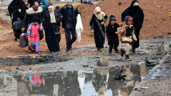 Displaced Iraqi people who fled their homes because of the clashes carry their belongings to go to safe places as Iraqi forces battle with Islamic State militants in Mosul, Iraq, March 13, 2017. Displaced Iraqi people who fled their homes because of the clashes carry their belongings to go to safe places as Iraqi forces battle with Islamic State militants in Mosul, Iraq, March 13, 2017. - Sputnik International