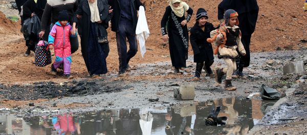 Displaced Iraqi people who fled their homes because of the clashes carry their belongings to go to safe places as Iraqi forces battle with Islamic State militants in Mosul, Iraq, March 13, 2017. Displaced Iraqi people who fled their homes because of the clashes carry their belongings to go to safe places as Iraqi forces battle with Islamic State militants in Mosul, Iraq, March 13, 2017. - Sputnik International