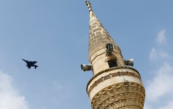 A Turkish Air Force F-4 fighter jet flies over a minaret after it took off from Incirlik air base in Adana, Turkey, August 12, 2015. - Sputnik International