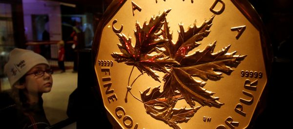 A visitor to the Royal Canadian Mint looks at a 100 kg solid gold coin during the Vancouver 2010 Winter Olympics A visitor to the Royal Canadian Mint looks at a 100 kg solid gold coin during the Vancouver 2010 Winter Olympics - Sputnik International