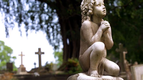 An old headstone stands in the Bidadari Cemetery, Singapore, Sunday, Feb. 17, 2002 - Sputnik International
