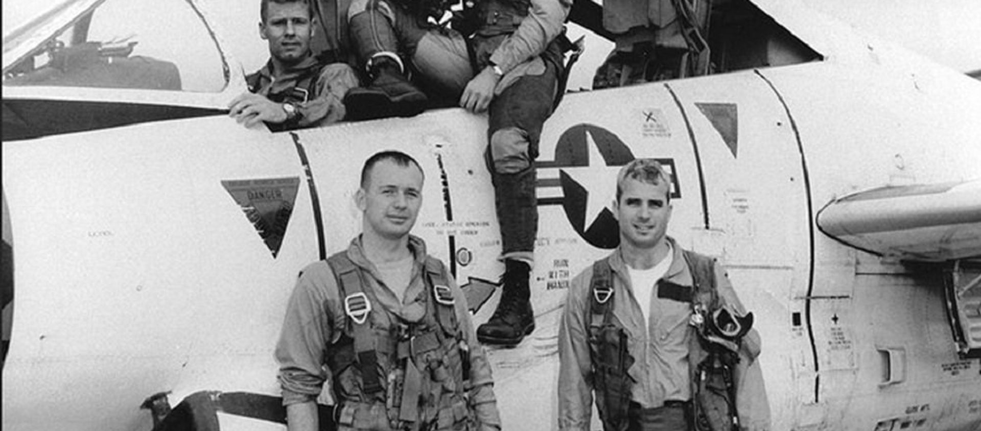 John McCain (bottom row, right) prior to a bombing mission in Hanoi John McCain (bottom row, right) prior to a bombing mission in Hanoi - Sputnik International, 1920, 30.03.2017