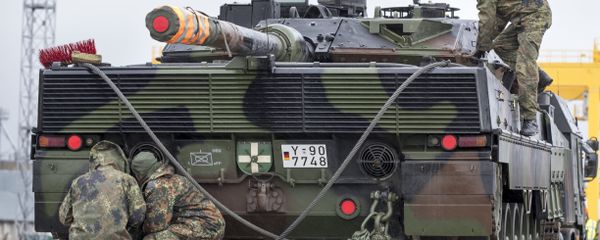 German army soldiers load a Leopard 2 tank onto a truck at the Sestokai railway station some 175 kms (109 miles) west of the capital Vilnius, Lithuania, Friday, Feb. 24, 2017. - Sputnik International