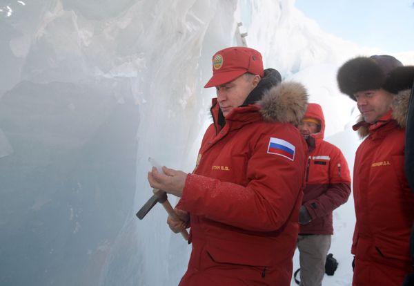 Russian President Vladimir Putin and Prime Minister Dmitry Medvedev visit the Polar Pilots Ice Cave on Alexandra Land Island in the Franz Josef Land Archipelago - Sputnik International