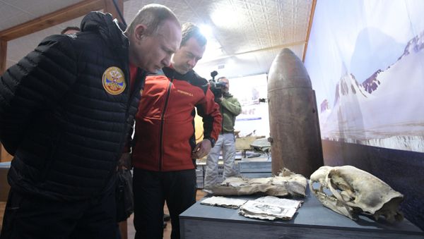 Russian President Vladimir Putin and Prime Minister Dmitry Medvedev visit the Russian Arctic National Park's Omega field station on Alexandra Land Island in the Franz Josef Land Archipelago - Sputnik International