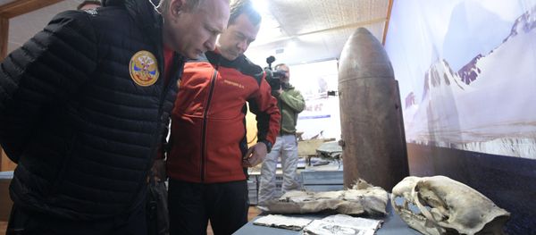 Russian President Vladimir Putin and Prime Minister Dmitry Medvedev visit the Russian Arctic National Park's Omega field station on Alexandra Land Island in the Franz Josef Land Archipelago - Sputnik International