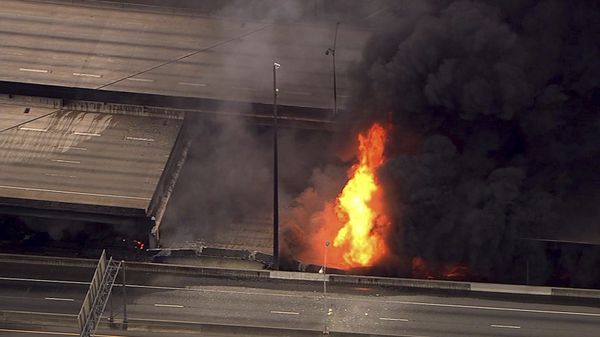 In this aerial image made from a video provided by WSB-TV, a large fire that caused an overpass on Interstate 85 to collapse burns in Atlanta, Thursday, March 30, 2017. Witnesses say troopers were telling cars to turn around on the bridge because they were concerned about its integrity. Minutes later, the bridge collapsed. (WSB-TV via AP) MANDATORY CREDIT, ATLANTA TV OUT - Sputnik International
