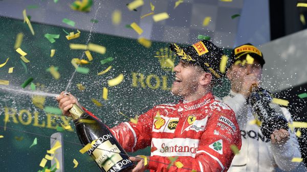Немецкий пилот Ferrari Себастьян Феттель празднует победу в Гран-при Австралии в Мельбурне - Sputnik International