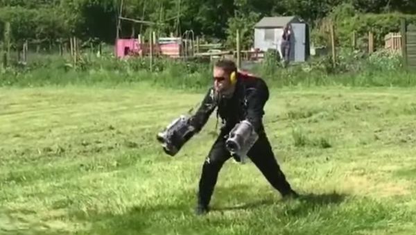 British entrepreneur invents, builds and files patent for Iron Man-like flight suit - Sputnik International