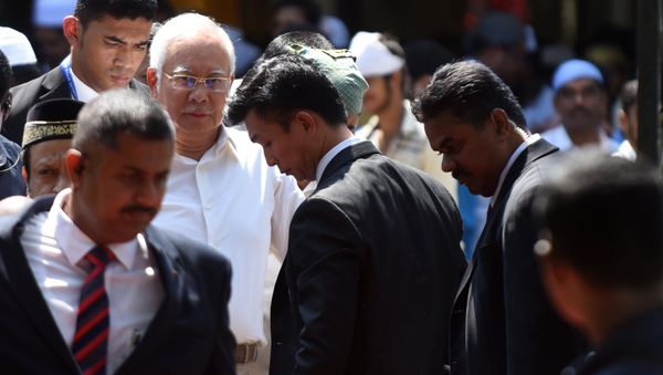 Prime Minister of Malaysia Najib Razak (2nd L) looks on after offering afternoon prayers at a mosque in Chennai on March 31, 2017, during an official visit to India - Sputnik International
