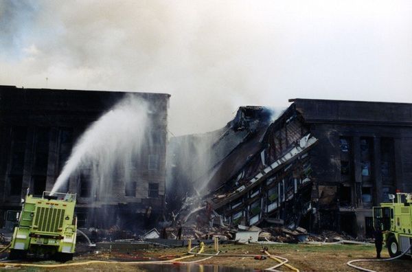 Firefighters scramble to put out the flames that collapsed part of the Pentagon during the 9/11 terror attacks. - Sputnik International