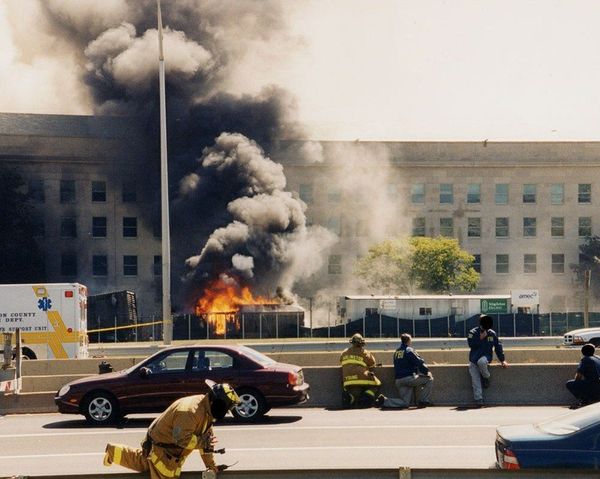 9/11, 2001. Thick plumes of smoke choke the sky above the burning Pentagon. - Sputnik International
