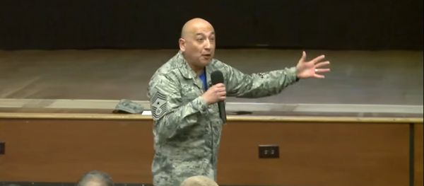 Master Sgt. Jose A. Barraza shares his life story before an audience of fellow airmen in 2016 - Sputnik International