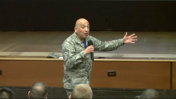 Master Sgt. Jose A. Barraza shares his life story before an audience of fellow airmen in 2016 - Sputnik International