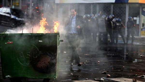 A journalist runs during a demonstration against a possible change in law to allow for presidential re-election in front of the Congress building in Asuncion, Paraguay, March 31, - Sputnik International